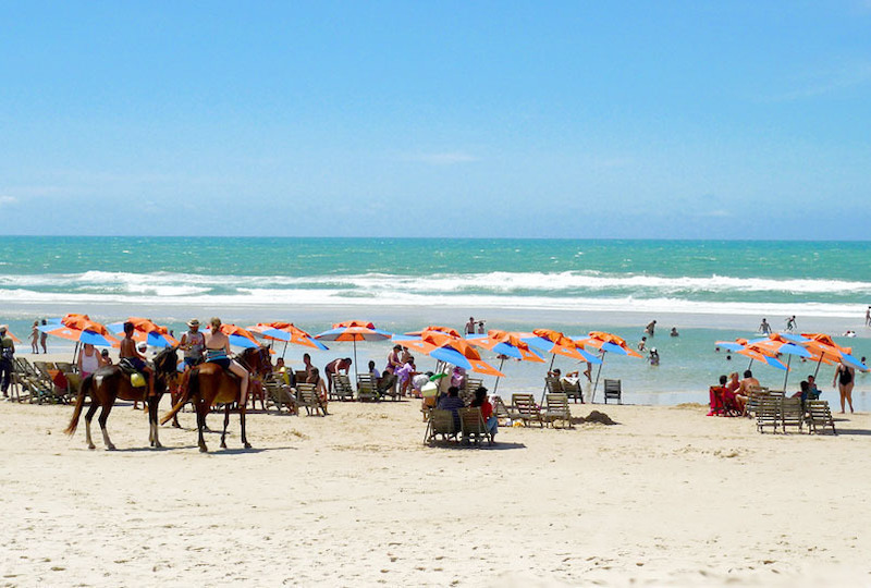 Praia do Futuro em Fortaleza - areia e mar