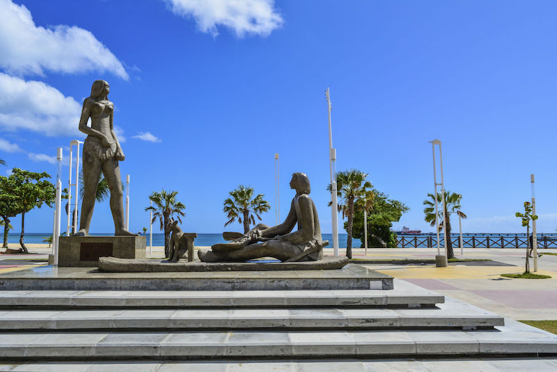 Estátuas na Praia de Iracema